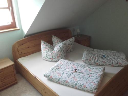 Pullenreuth的住宿－Kösseineblick，一间卧室配有两张带枕头的床。