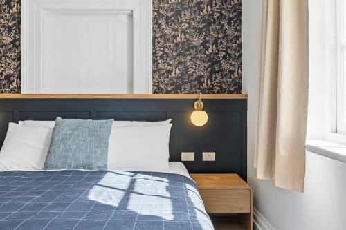 Postel nebo postele na pokoji v ubytování Portsea Place - Chic queen studio and parking