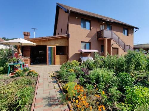 ein Haus mit einem Garten davor in der Unterkunft Casa Isabela in Ocna Sibiului