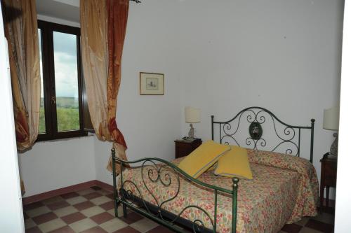 a bedroom with a bed and a window at Country Relais La Torretta Baronale in San Giorgio Montagna