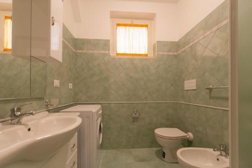 ミントゥルノにあるProcida Apartmentのバスルーム(洗面台、トイレ付)