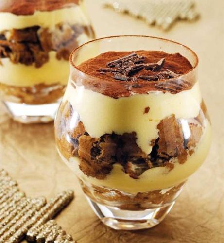 a dessert in a glass dish on a table at Hotel Valbrenta in Limena