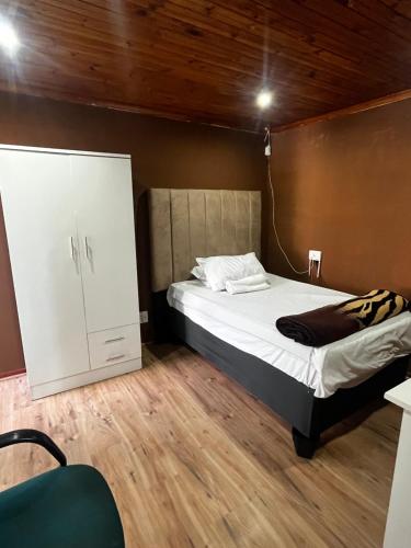 una piccola camera con letto e armadio di VB Accomodation (STATION HOME) a Città del Capo