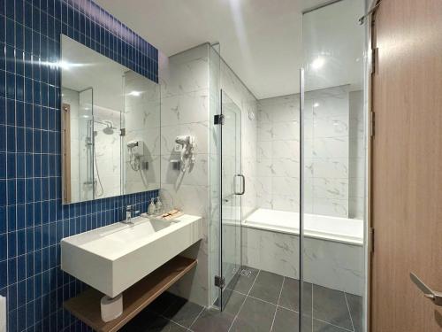 une salle de bain avec un lavabo, une douche et une baignoire dans l'établissement ICON40 Ha Long Bay Managed by Dau Dau homestay, à Hạ Long