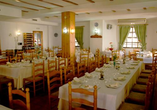 A restaurant or other place to eat at Hostal El Júcar