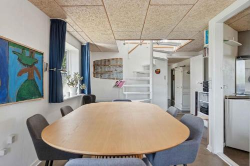A cozinha ou cozinha compacta de Spacious Holiday Home With Views Over Limfjorden