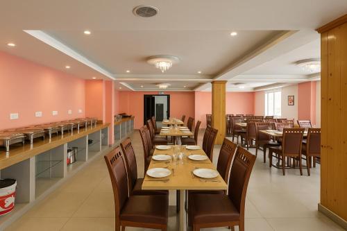 Nhà hàng/khu ăn uống khác tại Hotel Yeasel near Ridge Park Gangtok - A Prime location property #best rated #terrace #banquet #balcony view #parking