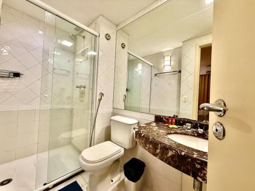 ein Badezimmer mit Toilette, Waschbecken und Dusche in der Unterkunft Flat em Hotel de Luxo MercPrivilege - 5 Min do Aeroporto in São Paulo