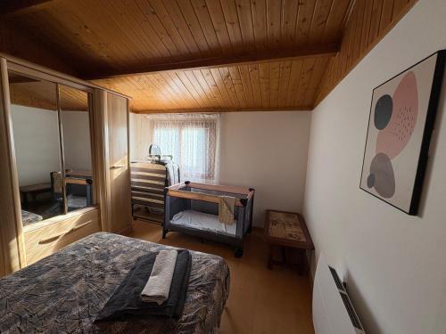 a bedroom with a bed and a table in it at Le Petit Logis entre Auvers et Paris in Montigny-lès-Cormeilles