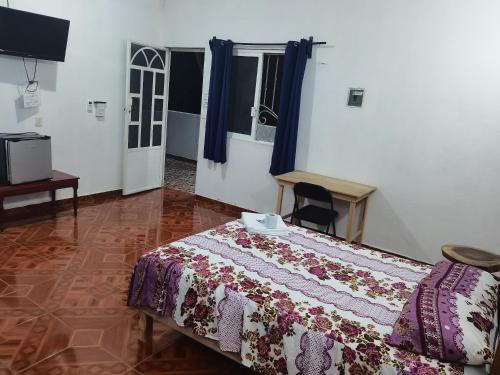 Postel nebo postele na pokoji v ubytování Blue Hotel