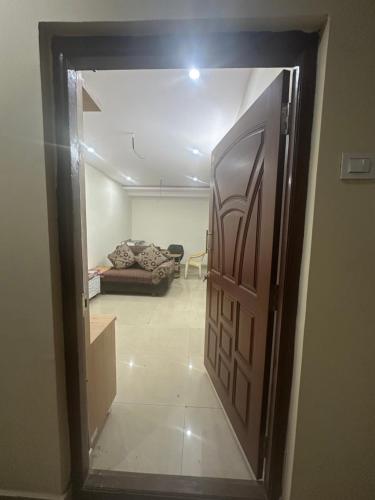 ヴィシャカパトナムにあるSri Dutta Residencyのリビングルーム(ソファ付)へのオープンドア