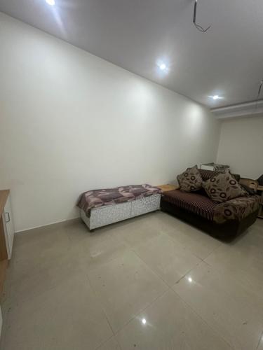 ヴィシャカパトナムにあるSri Dutta Residencyの部屋の隅にベッドが置かれた部屋