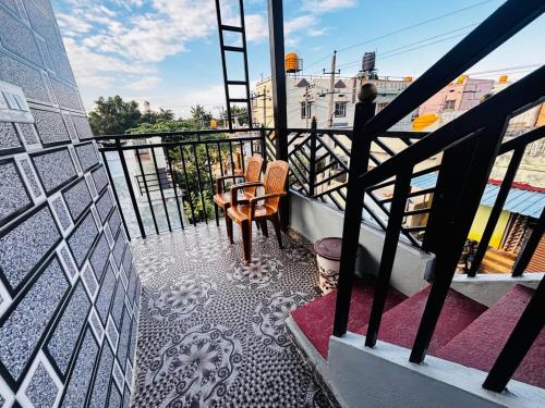 Μπαλκόνι ή βεράντα στο Raghavi homestay Hampi