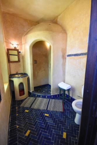 Hotel Dar El Qdimaにあるバスルーム