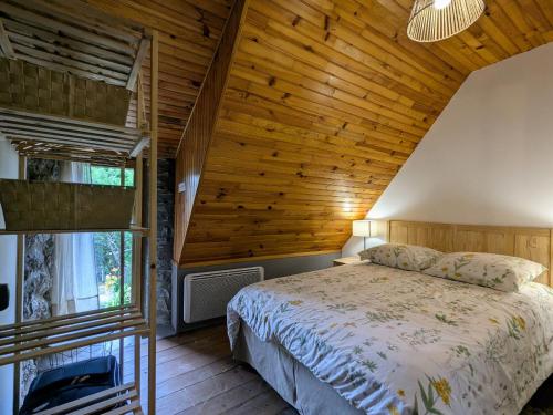 a bedroom with a bed and a wooden ceiling at Gîte rénové pour 4 pers. avec accueil équin, Saint-Front - FR-1-582-538 in Moudeyres