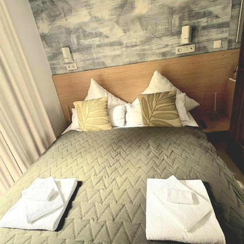 a bedroom with a bed with two towels on it at Mobilheim am Murner See - privater Badezuber & Grill in Wackersdorf