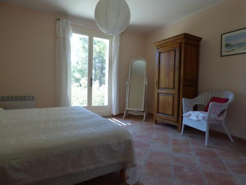 1 dormitorio con 1 cama, 2 sillas y ventana en La Pinède du Barroux, en Le Barroux