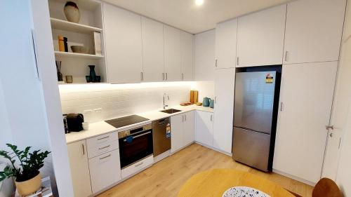 Una cocina o zona de cocina en Villa in the heart of Matakana