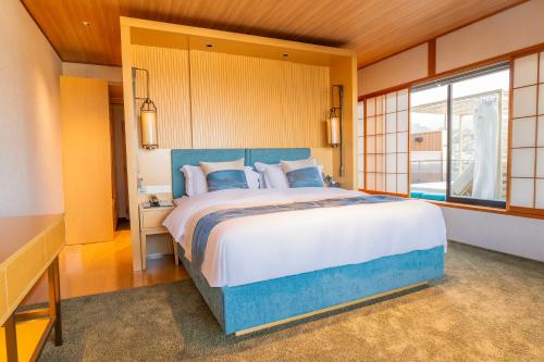 Ένα ή περισσότερα κρεβάτια σε δωμάτιο στο Tsuru Yoshikawa Onsen