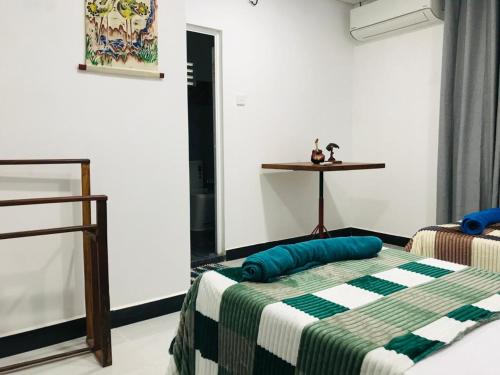 Cama o camas de una habitación en Rhythm Transit Hotel - Near Airport