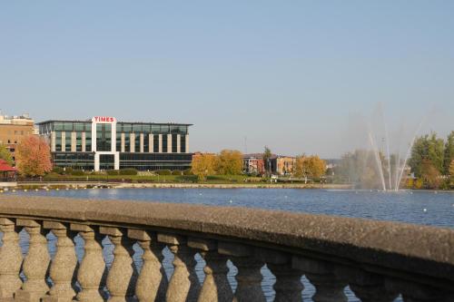 Výhled na řeku, která protéká v blízkosti hotelu