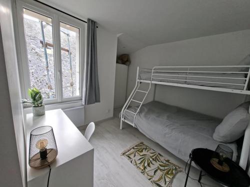 a small bedroom with a bunk bed and a desk at appartement calme et climatisé Chamaillard 2 in L'Ile-Bouchard
