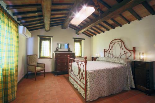 Posteľ alebo postele v izbe v ubytovaní Tenuta Angelici Winery Agriturismo Henni with pool sauna and jacuzzi Cortona
