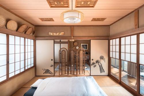 Postel nebo postele na pokoji v ubytování inside the drama 伊東 大室山