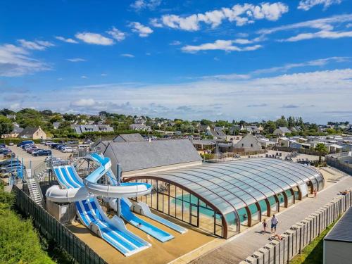 un parque de atracciones con un tobogán frente a un edificio en Mobilhome 3 chambre à 2 pas de la plage, en Sarzeau