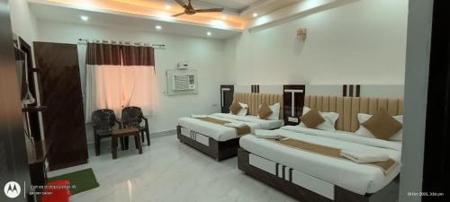 a room with two beds and a couch in it at Girbar Dhaam Near By Prem mandir in Vrindāvan