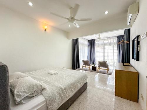 Un dormitorio con una cama y una sala de estar. en Modern Garden View Bungalow In Seremban by Maison, en Seremban