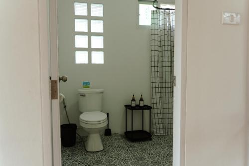 Un baño con inodoro y ventana. en Lalaland CD, en Ban Mae Khon