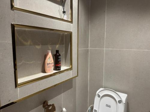 ein Badezimmer mit Waschbecken, Spiegel und Toilette in der Unterkunft Red Mountain Suites in Al-'Ula