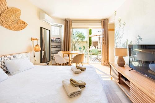 Ένα ή περισσότερα κρεβάτια σε δωμάτιο στο COCOON IN CASSIS