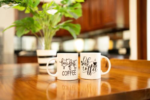 Příslušenství pro přípravu čaje a kávy v ubytování Ijen Vibe's Inn