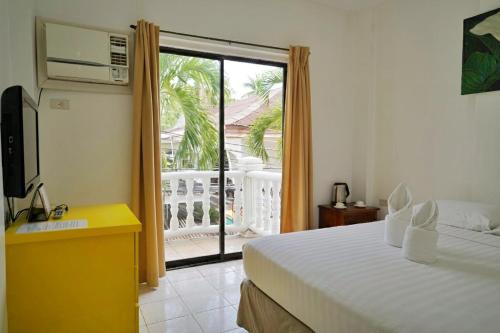 Una cama o camas en una habitación de Island Inn