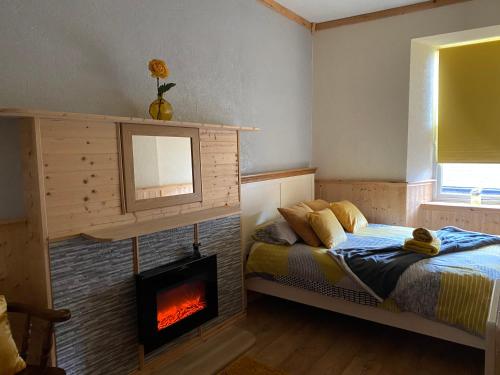 une chambre avec un lit et une cheminée dans l'établissement Georges holiday apt the blue suite, à Inverness
