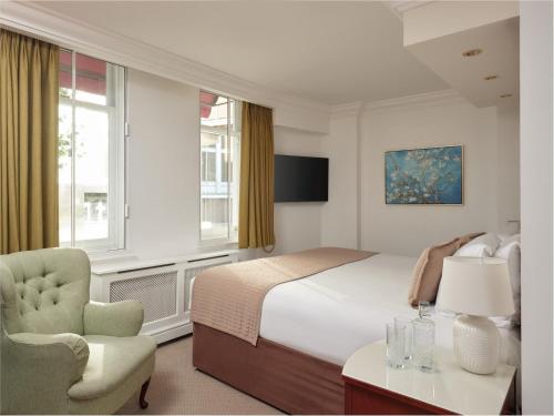 Postel nebo postele na pokoji v ubytování The Prime London Hotel