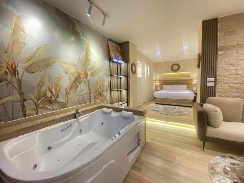 une grande salle de bain avec baignoire et une chambre dans l'établissement Seven Pyramids View Inn, au Caire