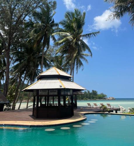 un cenador en medio de una piscina en Seaside Cove, en Ban Madua Wan