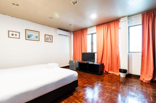 a hotel room with a bed and a television at Stay On Sukhumvit 11 BTS Nana Pro in Bangkok
