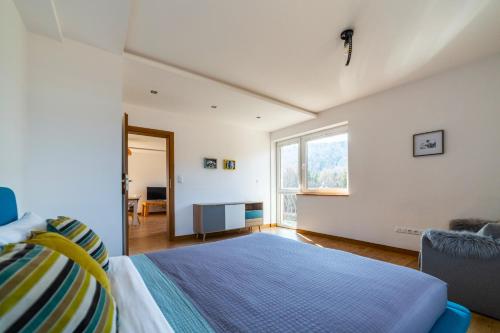 un dormitorio con una cama y una ventana en HARLEY STYLE APARTAMENT, en Muszyna