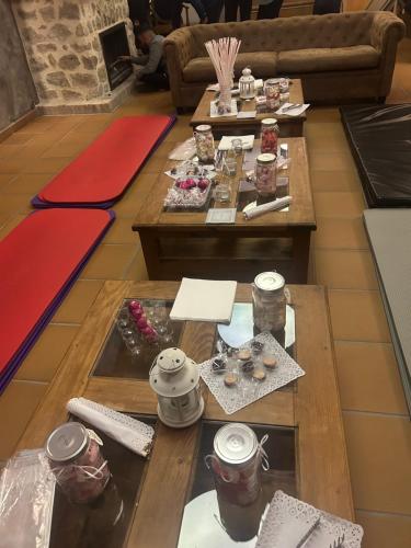 AliagaにあるHotel Molino Altoのリビングルーム(テーブル2台、食べ物付)