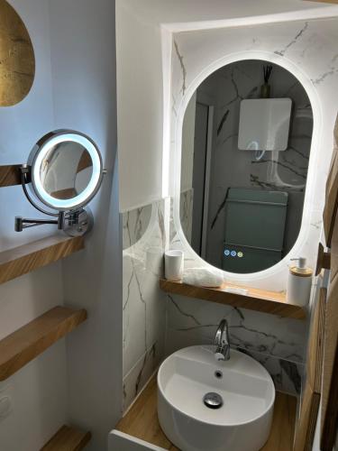 Et badeværelse på Appartement Saint-Tropez renovated next to beach and city center