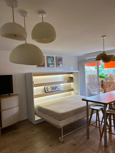 En eller flere senge i et værelse på Appartement Saint-Tropez renovated next to beach and city center