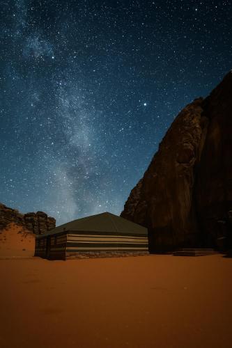 un edificio nel deserto sotto un cielo stellato di Rum Tale Camp a Wadi Rum