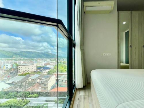 Postel nebo postele na pokoji v ubytování The Base Height Phuket - 1BR Apartment with Rooftop Infinity Pool - Phuket town
