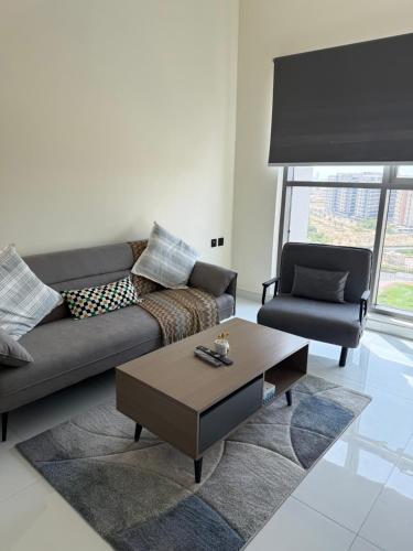 Χώρος καθιστικού στο Peaceful Cozy 1 BHK Pool Garden View Liwan Dubai Land