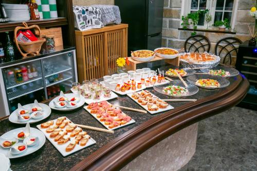 Un buffet con muchos platos de comida en una mesa. en No1 Private Villa Honcho 広々4LDK 一棟貸切, en Aomori