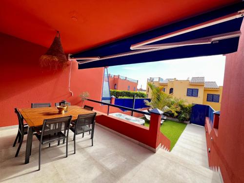 Holiday home in meloneras with sea views, golf and private jacuzzi